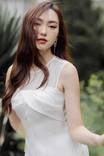 Áo lụa phối xếp ly xoắn ngực