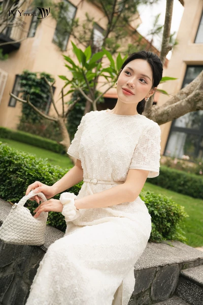 Élégance Blanche – Đầm ren trắng tay ngắn