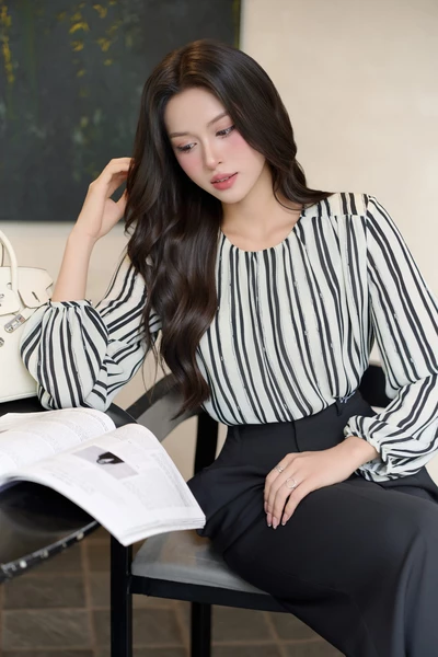 Áo blouse kẻ họa tiết