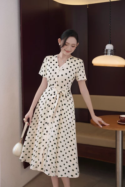 Đầm lụa cổ V chấm bi Retro