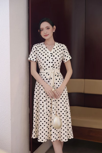 Đầm lụa cổ V chấm bi Retro