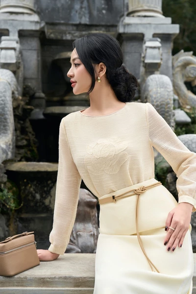Áo dệt kim thêu hoa Cream