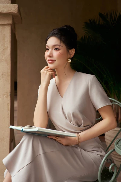 Áo sơ mi cổ V xếp nếp