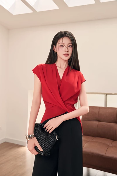 Áo kiểu ôm cổ V cách điệu