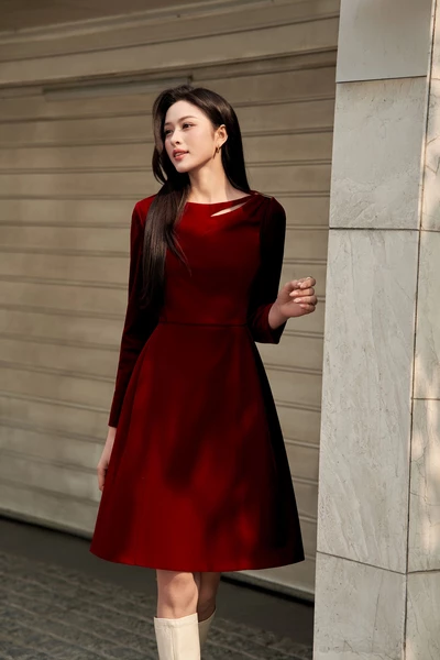 Đầm nhung đỏ Maroon
