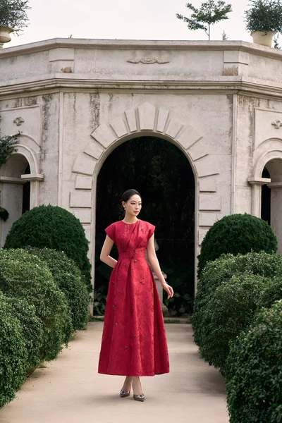 Crimson Élan Dress - Đầm dạ hội thêu hoa
