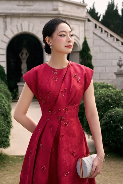 Crimson Élan Dress - Đầm dạ hội thêu hoa