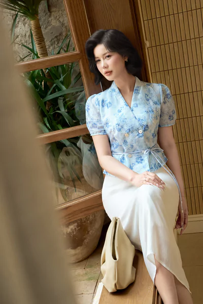 Áo blouse hoa xanh cổ V