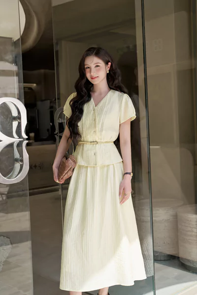 Áo lụa ôm cổ V